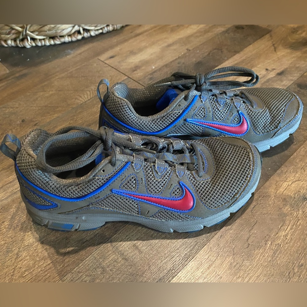Women’s Nike Alvord 9 Trail running shoes size 9 gray pink blue